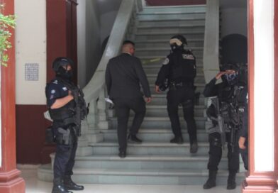 Personal de la Fiscalía de Guanajuato acordona Tesorería de Silao para realizar diligencia.