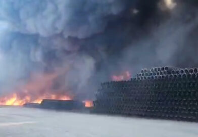 Incendio en bodega de tubos de plástico en Silao moviliza cuerpos de rescate de varias corporaciones.