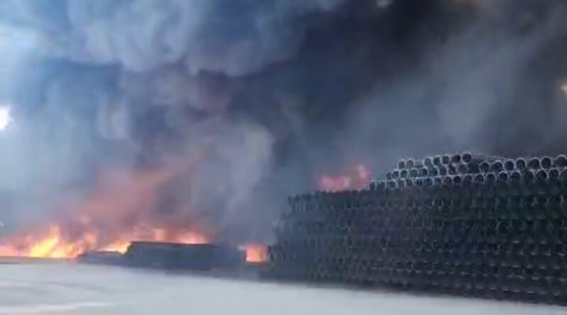 Incendio en bodega de tubos de plástico en Silao moviliza cuerpos de rescate de varias corporaciones.