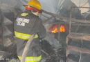 Fuerte incendio consume 20 locales comerciales en el mercado de abastos de Celaya.