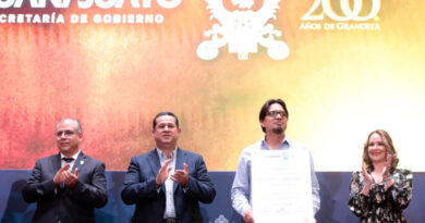 Gobernador etorga premio al compositor que creó el himno del Estado de Guanajuato.