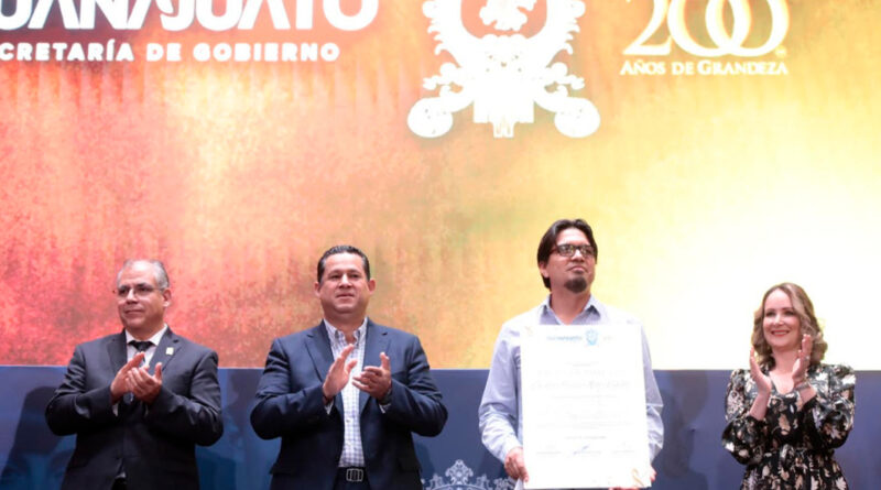 Gobernador etorga premio al compositor que creó el himno del Estado de Guanajuato.