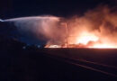 Fuerte incendio consume bodega de tubería de PVC en Silao.