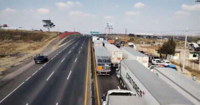 Seis bloqueos desquician a transportistas y automovilistas que circulan por las carreteras de Guanajuato.