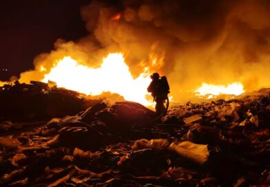 Fuerte incendio consume recicladora en el municipio de Silao.