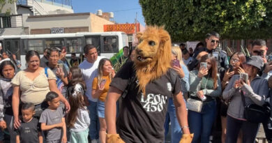 Conovocatoria de Therian en León resulta un fraude. Sólo llega una persona con propaganda del municipio.