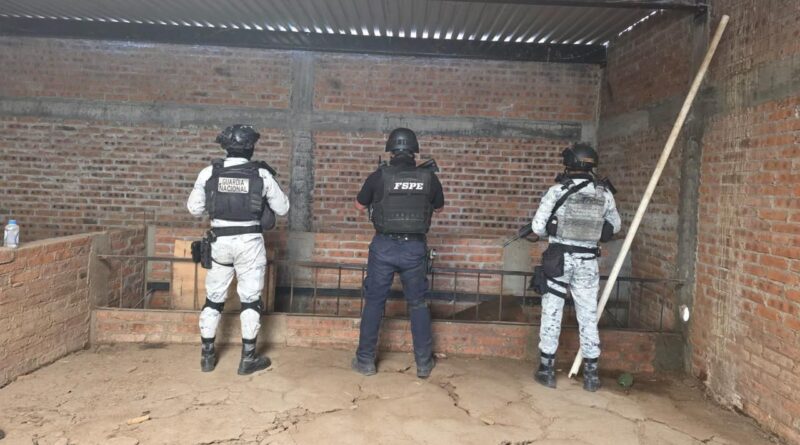 Fuerzas estatales y federales aseguran 55 mil litros de combustible y arsenal en territorio de «El Marro».