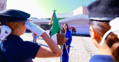 Gobernadora encabeza abanderamiento de escoltas por el Día de la Bandera en Guanajuato.