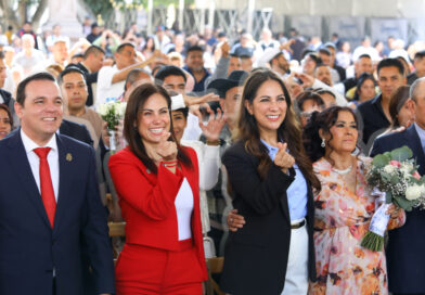 Gobernadora y alcaldesa de León atestiguan boda masiva en el Arco de la Calzada.