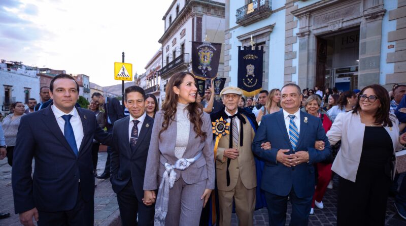 Gobernadora de Guanajuato declara a la estudiantina de la UG como patrimonio cultural intangible.