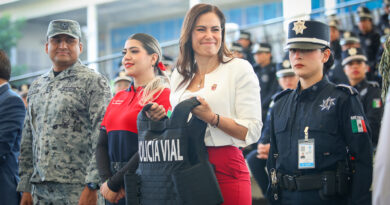 Alcaldesa de León entrega equipo táctico especialmente diseñado para mujeres policía.
