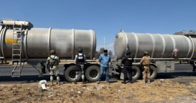 Fuerzas estatales y federales aseguran 90 mil litros de combustible en Apaseo el Grande.