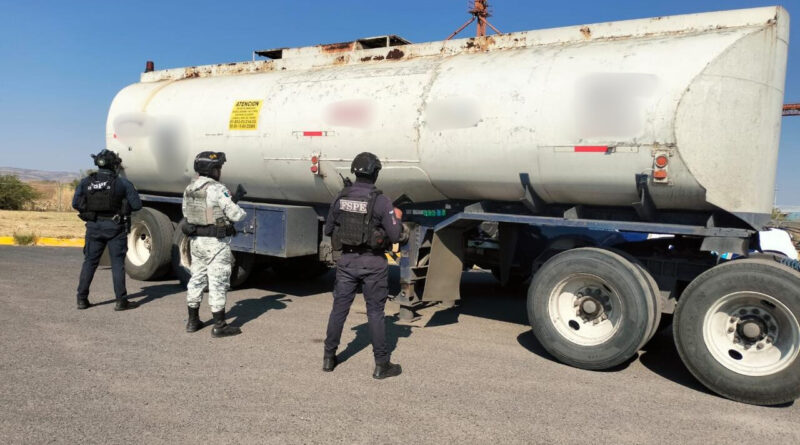 Fuerzas federales y estatales aseguran en Juventino Rosas pipa con presunto huachicol.