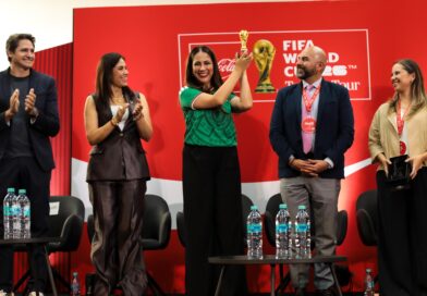 Trofeo de la Copa Mundial de Futbol inicia gira por León con la presencia de autoridades estatales y municpales.