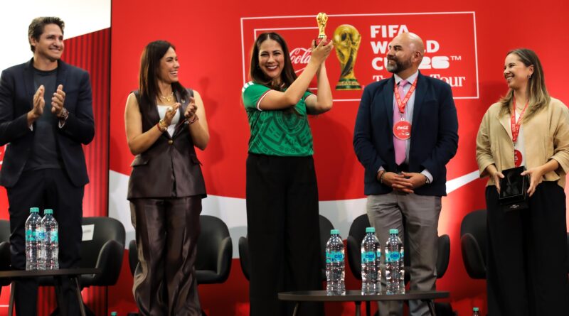 Trofeo de la Copa Mundial de Futbol inicia gira por León con la presencia de autoridades estatales y municpales.