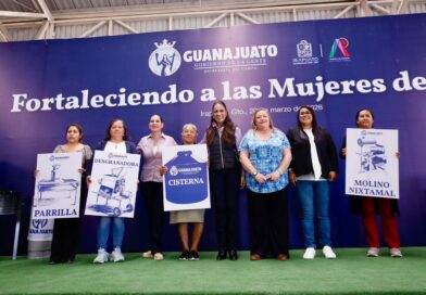 Gobernadora entrega equipamiento productivo y apoyos económicos a mujeres del campo en Guanajuato.