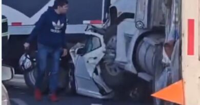 Tráiler sin frenos embiste vehículo compacto en Bulevar Aeropuerto ocasionando una muerte.