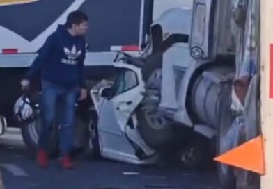 Tráiler sin frenos embiste vehículo compacto en Bulevar Aeropuerto ocasionando una muerte.
