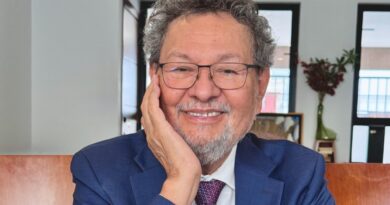 Élmer Mendoza recibirá el Premio “Jorge Ibargüengoitia” de Literatura, otorgado por la UG.