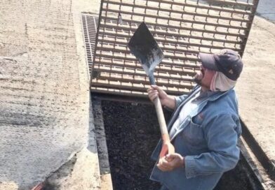 Tras intensas lluvias SAPAS desasolva y limpia colonia El Faro para prevenir más inundaciones.