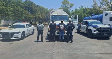 Policía Estatal de Caminos asegura unidad con 20 mil lítros de combustible y detiene a chofer.