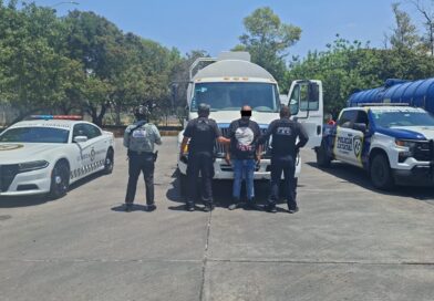 Policía Estatal de Caminos asegura unidad con 20 mil lítros de combustible y detiene a chofer.
