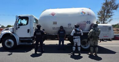 Detienen en Celaya a conductor con una pipa cargada con 11 mil litros de gas.