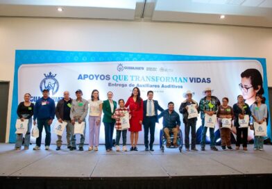 Entrega gobernadora de Guanajuato 400 aparatos auditivos dentro del programa Oír Bien.