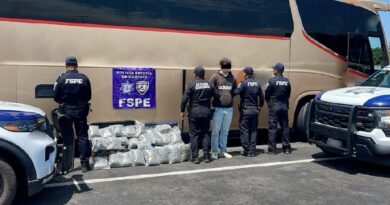 Detienen a hombre y aseguran droga que transportaba en autobús de pasajeros en la Salamanca-Morelia.