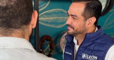 Renuncia Allan León tras escándalo por contratos millonarios a presuntas empresas fachada.