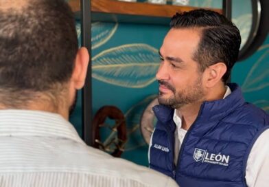Renuncia Allan León tras escándalo por contratos millonarios a presuntas empresas fachada.
