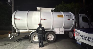 Aseguran 20 mil litros de combustible en pipa abandonada sobre la carretera Celaya-Salamanca.