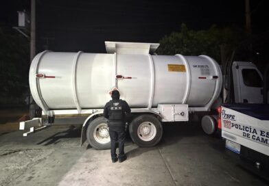 Aseguran 20 mil litros de combustible en pipa abandonada sobre la carretera Celaya-Salamanca.