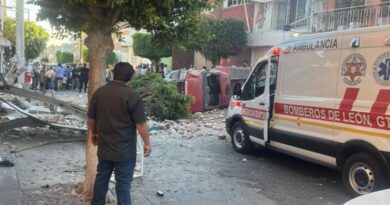 Fuerte explosión deja dos bomberos de León herido de gravedad en colonia Vista Hermosa.