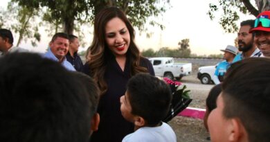Melanie Murillo entrega apoyos deportivos en comunidad de San Diego el Grande, en Silao.