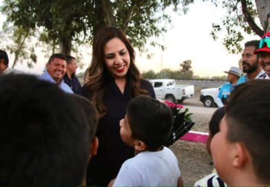 Melanie Murillo entrega apoyos deportivos en comunidad de San Diego el Grande, en Silao.
