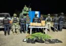 Detienen a dos sujetos con importante cargamento de drogas y armas en Silao.