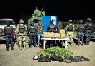 Detienen a dos sujetos con importante cargamento de drogas y armas en Silao.