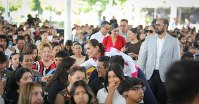 Alcaldesa de León entrega 3 mil becas para transporte a estudiantes de todos los niveles.