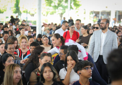Alcaldesa de León entrega 3 mil becas para transporte a estudiantes de todos los niveles.