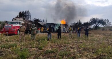 Incendio alerta a autoridades sobre predio clandestino donde almacenaban combustible.