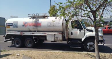 Detienen a conductor y aseguran autotanque con 20 mil litros de hidrocarburo en Celaya.