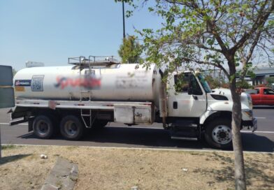 Detienen a conductor y aseguran autotanque con 20 mil litros de hidrocarburo en Celaya.