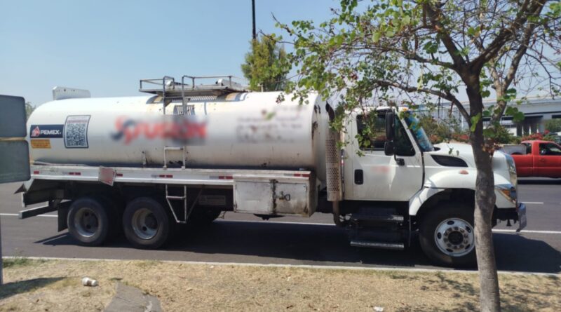 Detienen a conductor y aseguran autotanque con 20 mil litros de hidrocarburo en Celaya.