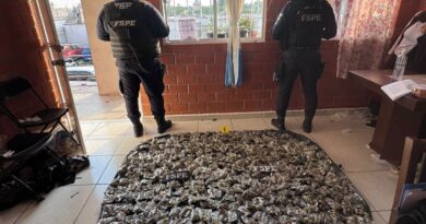 Autoridades de seguridad estatales y federales desmantelan punto de venta de drogas en Silao.