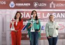 Gobernadora y alcaldesa de León reconocen a trabajadores de la construcción en el día de la Santa Cruz.