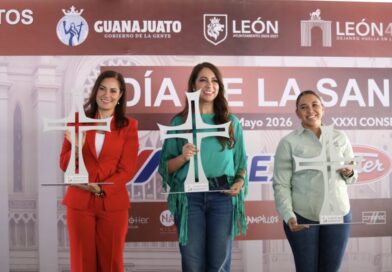 Gobernadora y alcaldesa de León reconocen a trabajadores de la construcción en el día de la Santa Cruz.