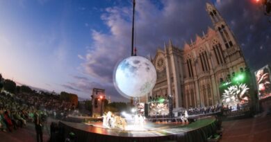 Presenta municipio de León espectáculo conmemorativo que fusiona ballet aéreo y música en vivo.