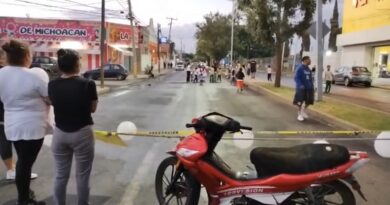 Familiares de niña asesinada en Irapuato bloquean bulevar en Irapuato en protesta contra la fiscalía.