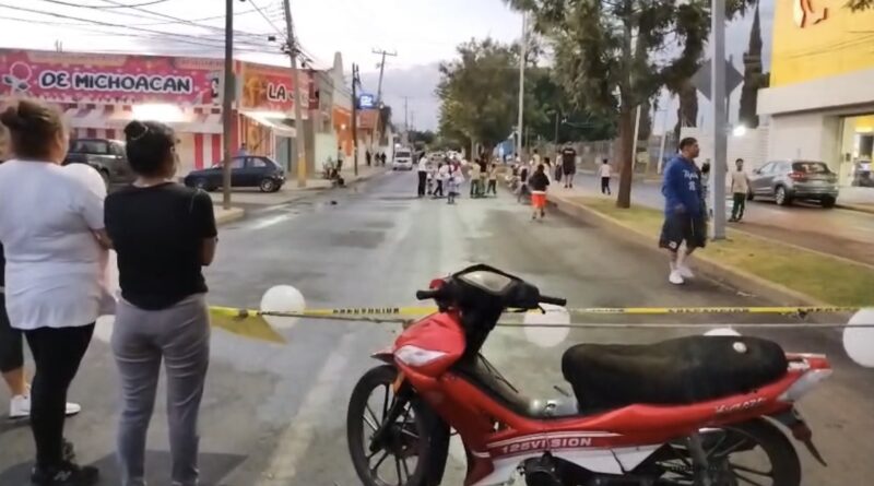 Familiares de niña asesinada en Irapuato bloquean bulevar en Irapuato en protesta contra la fiscalía.